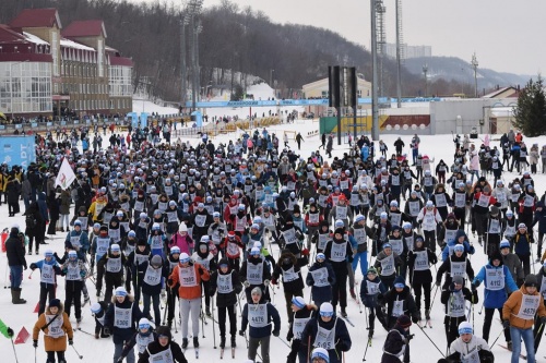 В Уфе более 10 тысяч человек вышли на старт гонки «Лыжня России»